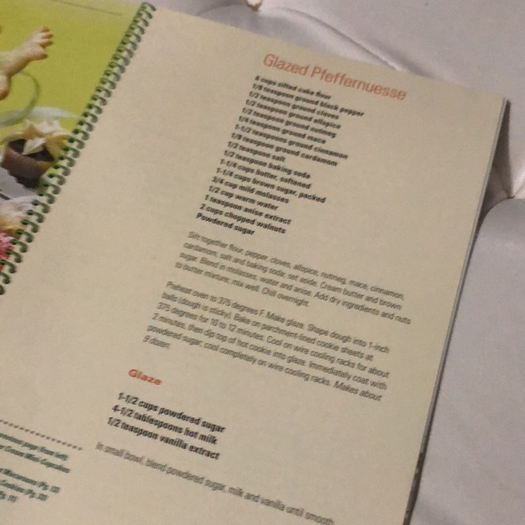 2011 We Energies Cookie Book - Picture 11 of 16